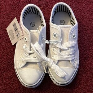 Kids White Sneakers, BNWT, great plain or as a craft, ties